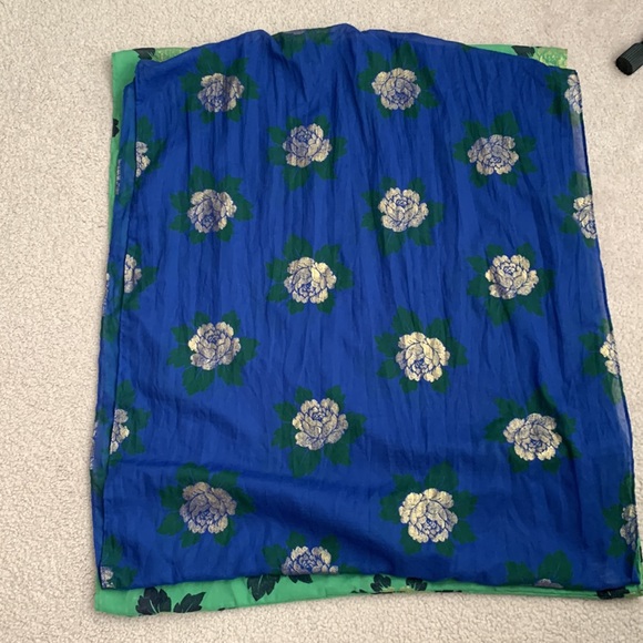 Two infinity scarves - Picture 4 of 4